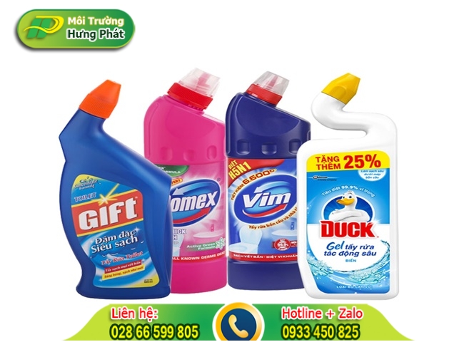 D&ugrave;ng dung dịch tẩy rửa l&agrave;m sạch bồn cầu