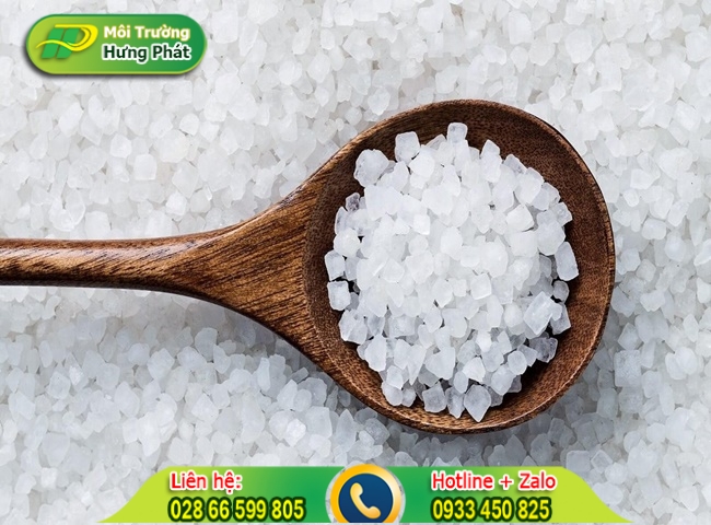 Tẩy trắng bồn cầu với ph&egrave;n chua