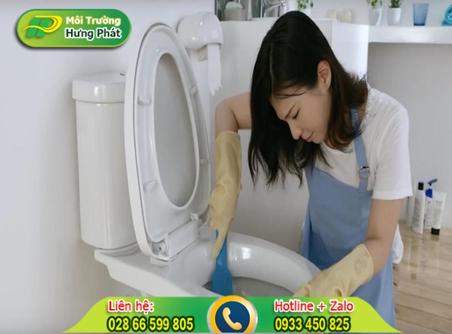 Dọn dẹp toilet khi trong nh&agrave; c&oacute; người ti&ecirc;u chảy
