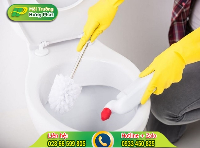 L&agrave;m sạch bồn cầu cẩn thận