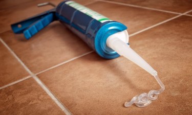 Làm sạch vết bẩn, nấm mốc trên keo silicon trong nhà tắm hiệu quả