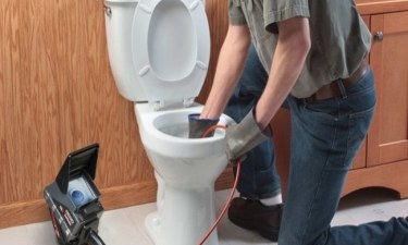 Cách thông tắc bồn cầu bệt tại nhà đơn giản và dễ thực hiện