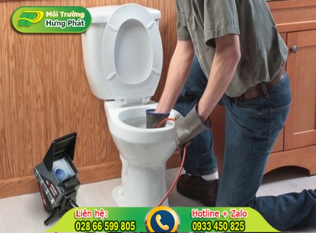 Thông tắc bồn cầu bệt
