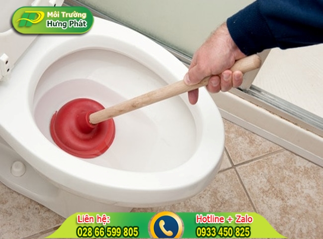 Thông tắc bồn cầu bằng thụt pittong