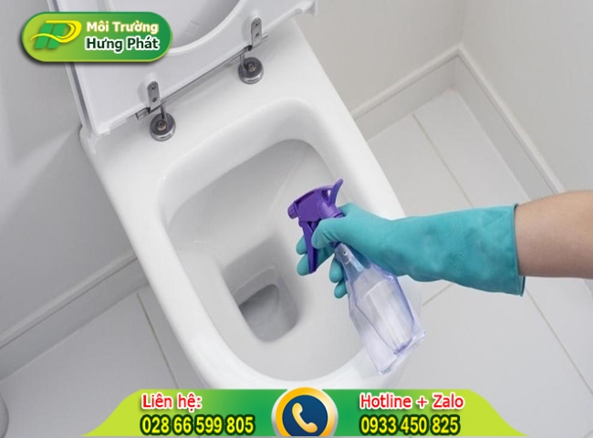 L&agrave;m ướt bồn cầu trước khi vệ sinh