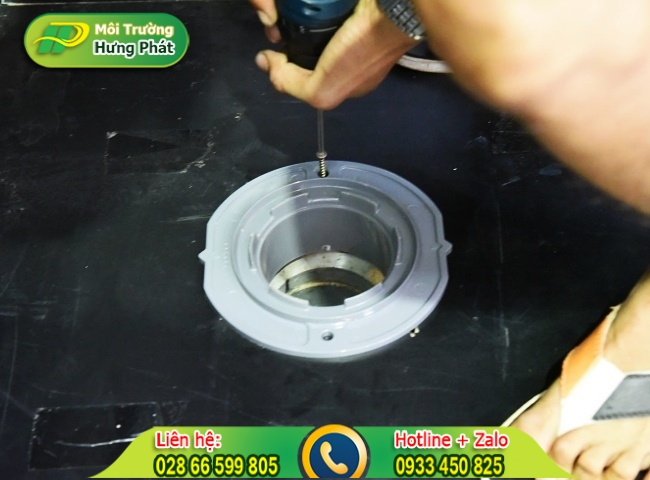 C&aacute;ch chỉnh t&acirc;m xả bồn cầu bị lệch