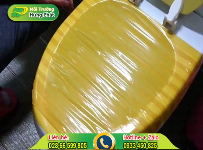 C&aacute;ch th&ocirc;ng bồn cầu bằng băng d&iacute;nh