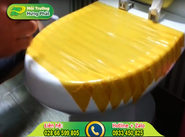 C&aacute;ch th&ocirc;ng bồn cầu bằng băng d&iacute;nh