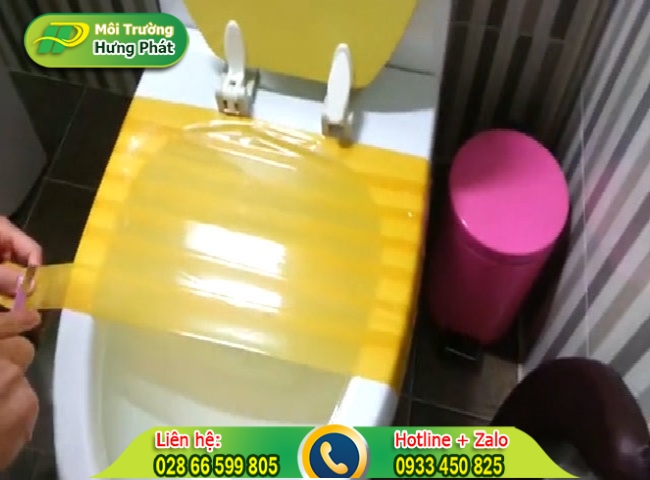 C&aacute;ch th&ocirc;ng bồn cầu bằng băng d&iacute;nh