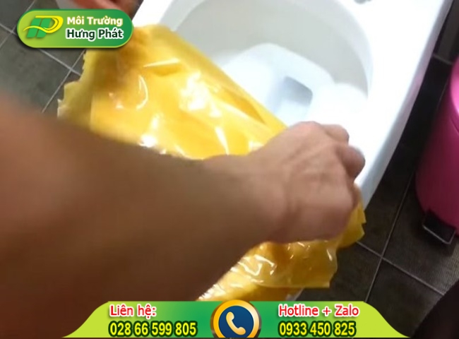 C&aacute;ch th&ocirc;ng bồn cầu bằng băng d&iacute;nh