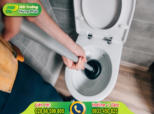 Sử dụng Pittong chuy&ecirc;n th&ocirc;ng tắc bồn cầu nghẹt