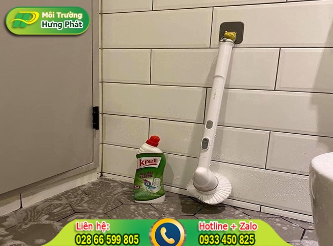 D&ugrave;ng b&agrave;n chải l&ocirc;ng cứng để ch&agrave; sạch gạch, tường nh&agrave; vệ sinh