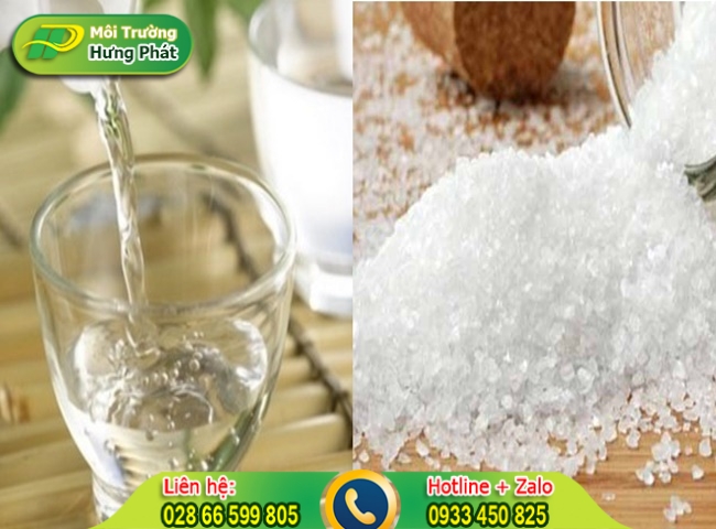 H&ograve;a tan giấm v&agrave; muối ăn rồi d&ugrave;ng khăn tẩm dung dịch lau v&ograve;i nước