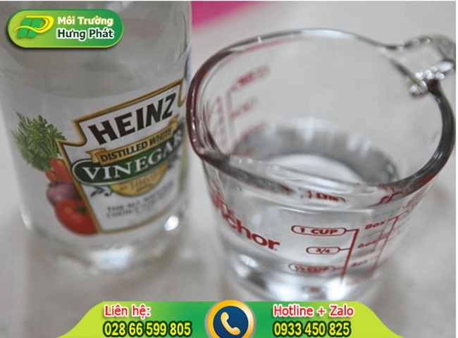 L&agrave;m sạch s&agrave;n nh&agrave; tắm bằng hỗn hợp giấm v&agrave; nước