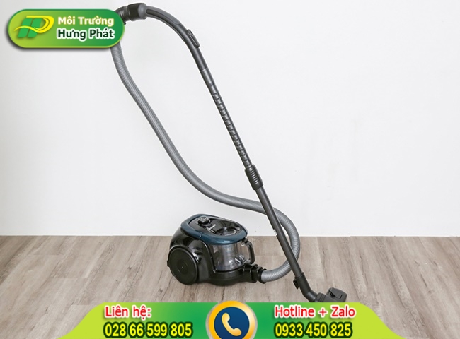 Sử dụng m&aacute;y h&uacute;t bụi vệ sinh s&agrave;n gạch