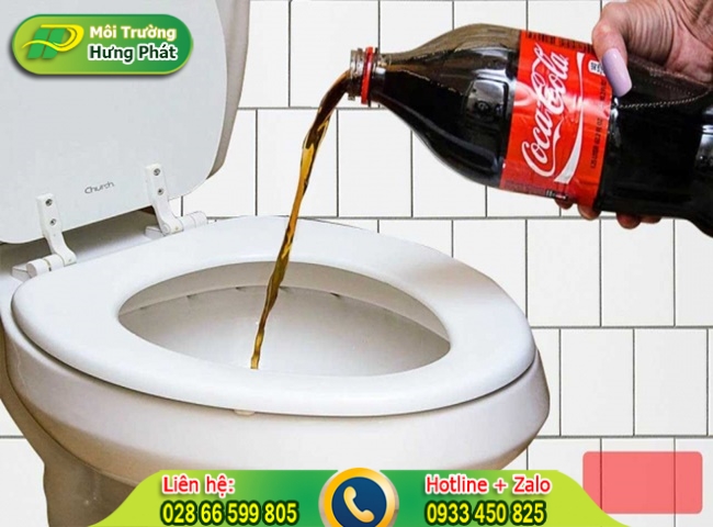Coca-Cola l&agrave; một sản phẩm d&ugrave;ng để khắc phục bồn cầu bị tắc