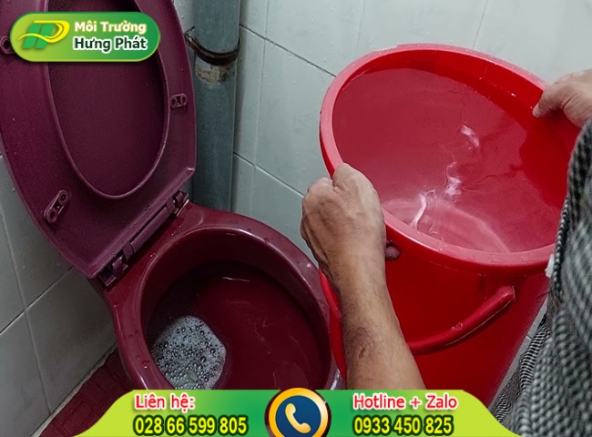 Lấy một thau nước lớn v&agrave; đổ mạnh xuống lỗ bồn cầu