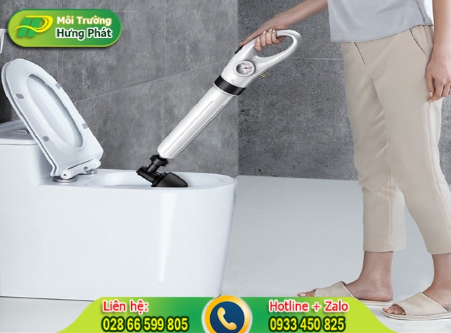 Vệ sinh toilet bị nghẹt bằng m&aacute;y h&uacute;t bụi