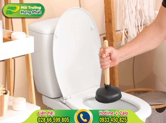 Đẩy mạnh p&iacute;t-t&ocirc;ng v&agrave;o lỗ bồn cầu