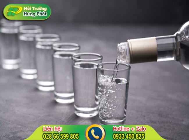 Sử dụng rượu trắng l&agrave; c&aacute;ch xử l&yacute; m&ugrave;i h&ocirc;i bồn cầu hiệu quả