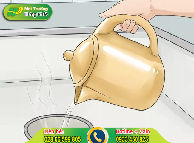 Vệ sinh ống tho&aacute;t nước bồn rửa ch&eacute;n bằng nước s&ocirc;i