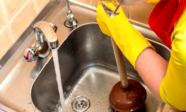 Cách xử lý bồn rửa chén bị tắc nghẽn