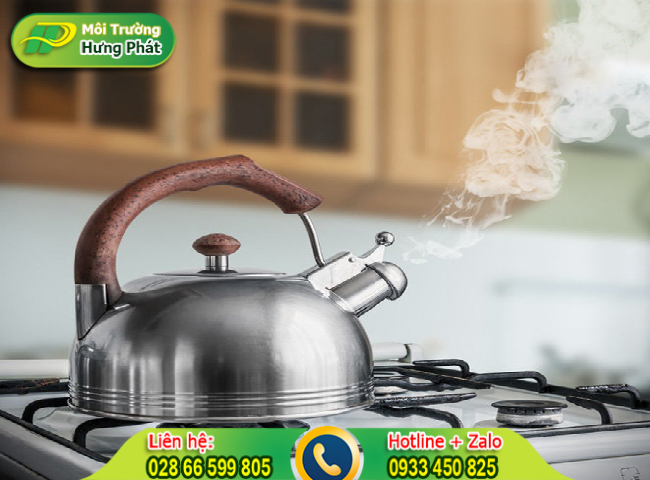 Vệ sinh ống tho&aacute;t nước bồn rửa ch&eacute;n bằng nước s&ocirc;i