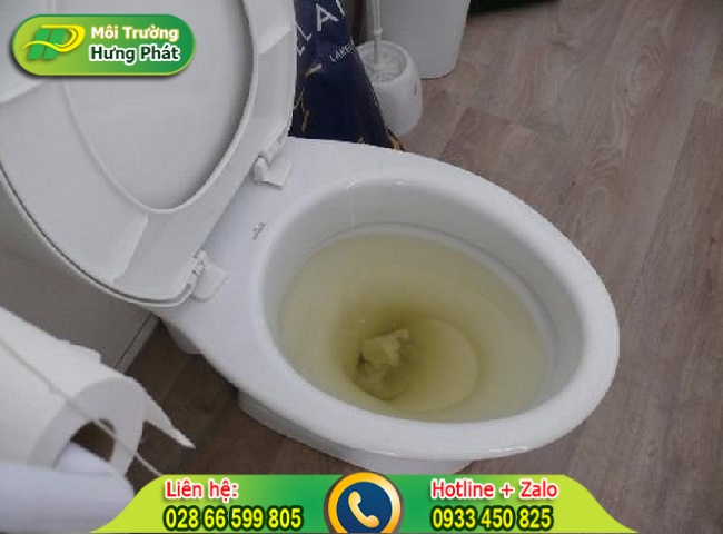 Bồn cầu bị tắc g&acirc;y sự kh&oacute; chịu cho người sử dụng