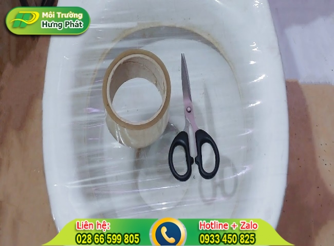 D&ugrave;ng m&agrave;ng bọc thực phẩm th&ocirc;ng bồn cầu nghẹt