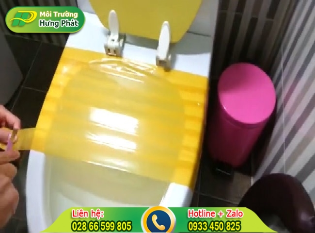 Sử dụng băng d&iacute;nh th&ocirc;ng bồn cầu nghẹt