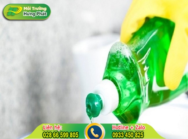 Sử dụng nước rửa ch&eacute;n th&ocirc;ng bồn cầu nghẹt