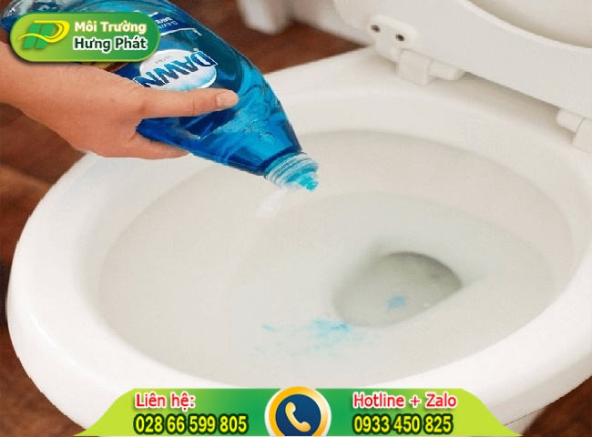 Sử dụng nước rửa ch&eacute;n th&ocirc;ng bồn cầu nghẹt