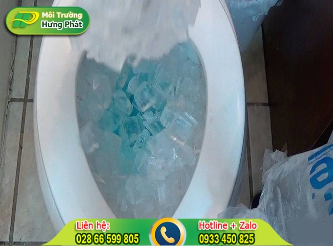 Sử dụng đ&aacute; lạnh th&ocirc;ng bồn cầu nghẹt