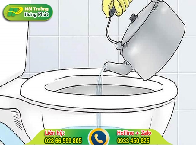 Sử dụng nước s&ocirc;i th&ocirc;ng bồn cầu nghẹt