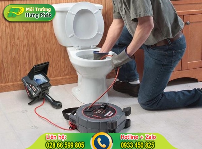 Lắp đặt bồn cầu sai vị tr&iacute; g&acirc;y tắc nghẽn