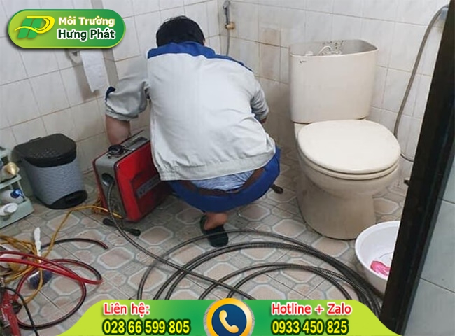 Bồn cầu cũ cần được thay mới