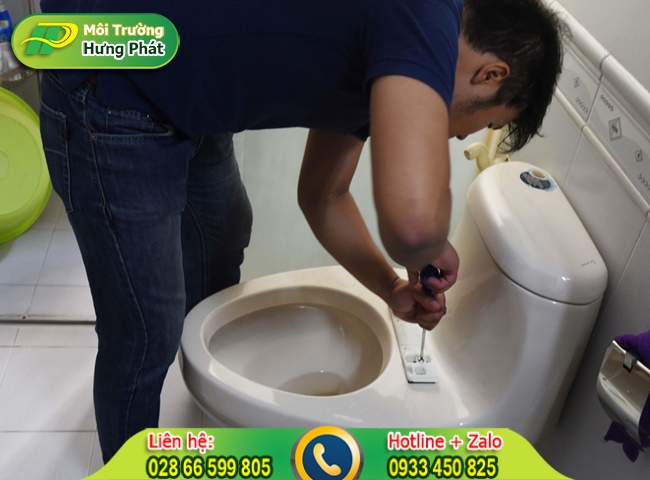 Nh&acirc;n vi&ecirc;n sửa chữa bồn cầu cho kh&aacute;ch h&agrave;ng