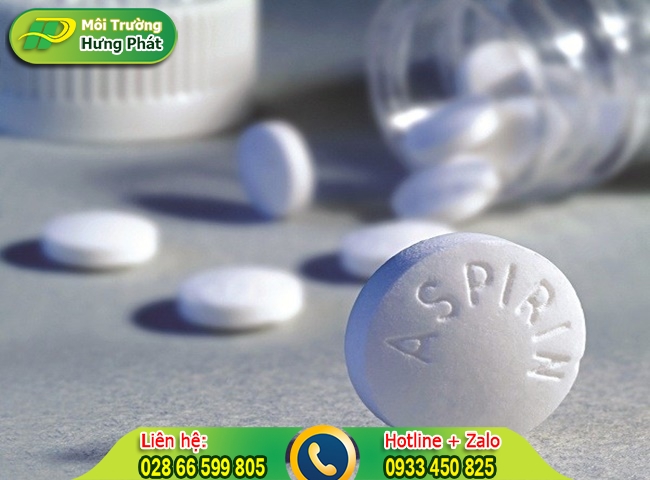Tẩy vết mốc tr&ecirc;n &aacute;o m&agrave;u bằng thuốc Aspirin