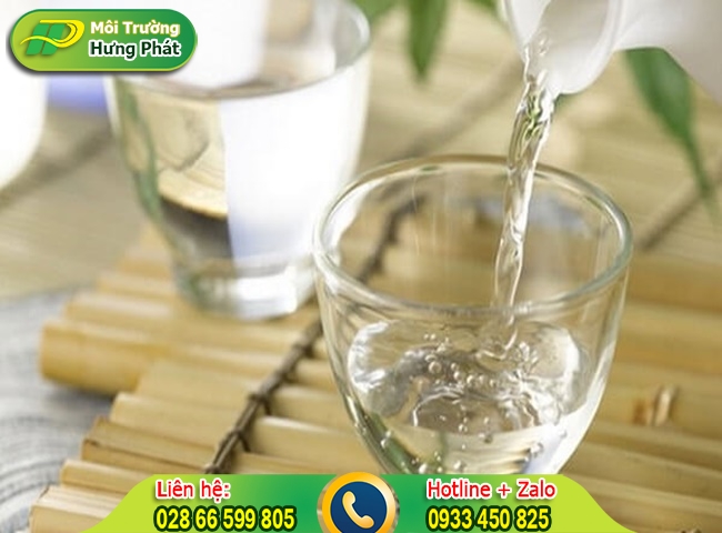 Dung dịch chứa aceton thường c&oacute; trong nước sơn m&oacute;ng tay được d&ugrave;ng để tẩy băng d&iacute;nh tr&ecirc;n k&iacute;nh hiệu quả