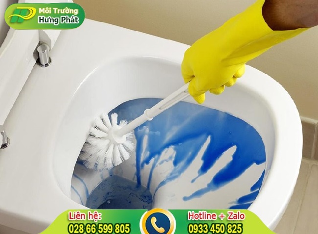 Dụng cụ tẩy rửa bồn cầu c&oacute; vai tr&ograve; quan trọng