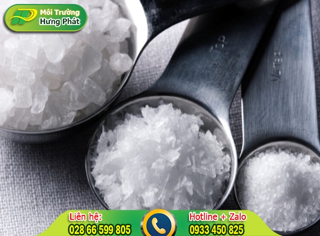 Tẩy trắng bồn cầu bị ố v&agrave;ng bằng ph&egrave;n chua