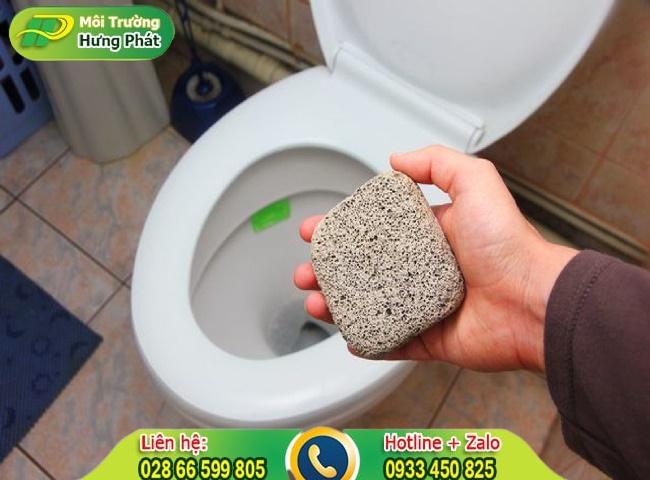 Tẩy vết ố v&agrave;ng bồn cầu bằng đ&aacute; bọt