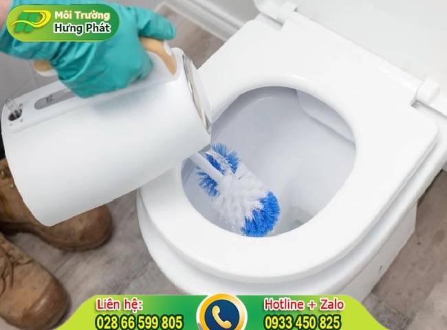 Tẩy vết ố v&agrave;ng bồn cầu bằng nước s&ocirc;i