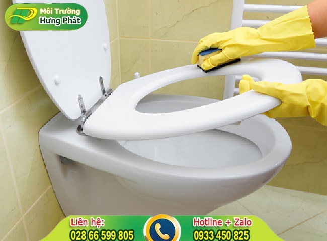 Hỗn hợp x&agrave; ph&ograve;ng v&agrave; nước cốt chanh c&oacute; t&aacute;c dụng tẩy trắng bồn cầu cực hiệu quả