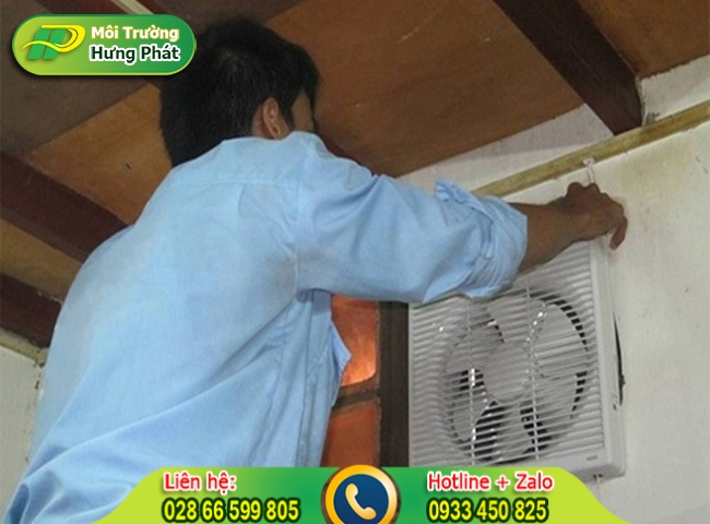 Lắp quạt th&ocirc;ng gi&oacute; gi&uacute;p giảm m&ugrave;i h&ocirc;i nh&agrave; vệ sinh