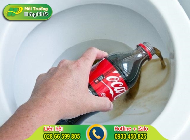 Vệ sinh bồn cầu bằng Coca Cola