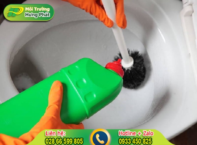 Vệ sinh bồn cầu bằng chất tẩy rửa c&ocirc;ng nghiệp