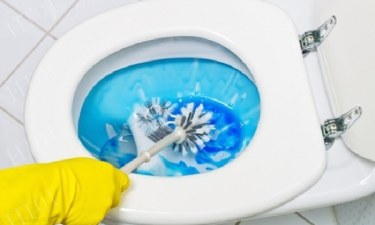 Những cách vệ sinh bồn cầu sạch khuẩn và bóng như mới