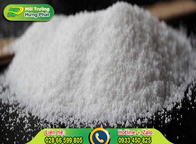 D&ugrave;ng h&agrave;n the tẩy ố bồn cầu