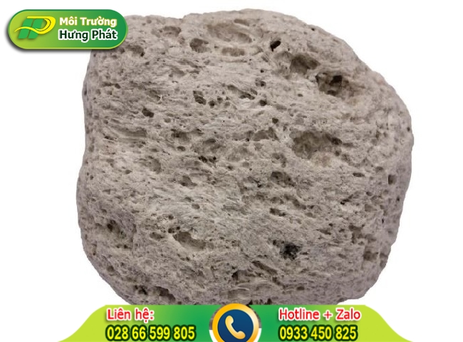 Sử dụng đ&aacute; bọt tẩy ố bồn cầu